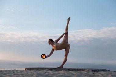 Genç güzel kadın beden takım elbise sunrise çölde ateşle dans ediyor