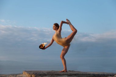 Genç güzel kadın beden takım elbise sunrise çölde ateşle dans ediyor