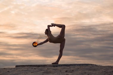 Genç güzel kadın beden takım elbise sunrise çölde ateşle dans ediyor