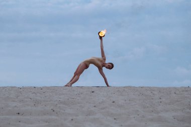 Genç güzel kadın beden takım elbise sunrise çölde ateşle dans ediyor