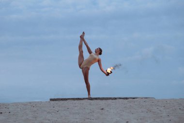 Genç güzel kadın beden takım elbise sunrise çölde ateşle dans ediyor
