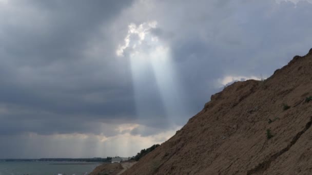 Dramatischer Sonnenaufgang am Meeresstrand, als eine Welle über ihn hereinbricht und sich Licht vom Himmel bewegt — Stockvideo