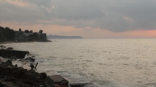 O ve bir martı üzerinde bir dalga çöker gibi dramatik gündoğumu okyanus deniz plaj sahne çarpılar — Stok video
