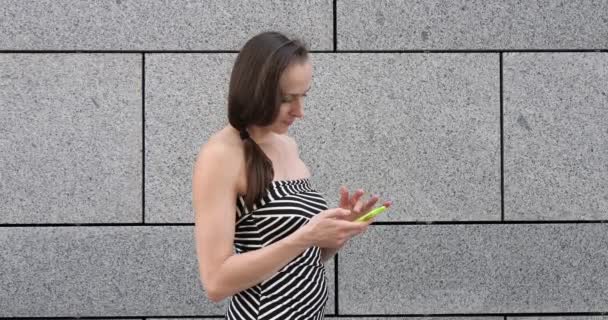 Mulher bonita elegante na moda vestido mensagens de texto falando no smartphone na cidade — Vídeo de Stock