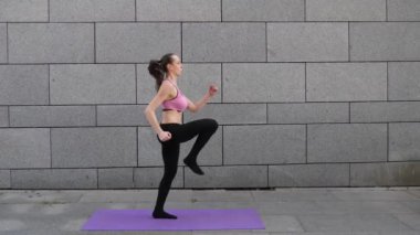 Yer şehir gri kentsel arka planda çalışan kız. Yavaş hareket 4k