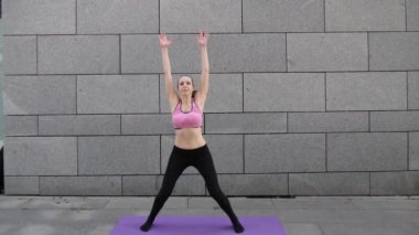 Fitness yoga kadın atlet spor, ağır çekim yapmadan önce atlama Isınma