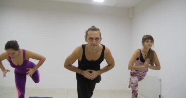 Sağlıklı yaşam fitness stüdyosu yoga Warrior egzersiz yoga sınıfı grup teşkil