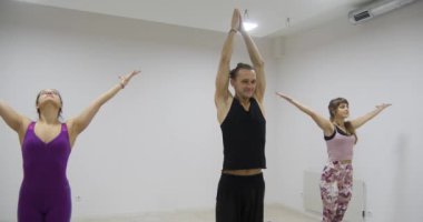 Sağlıklı yaşam fitness stüdyosu yoga Warrior egzersiz yoga sınıfı grup teşkil