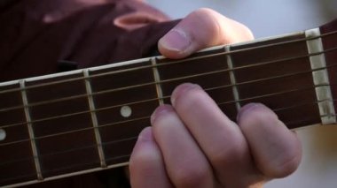 Gitar orman Nehri kıyısında güneş doğarken Asya yakışıklı genç. Şafak sisli sis arka plan