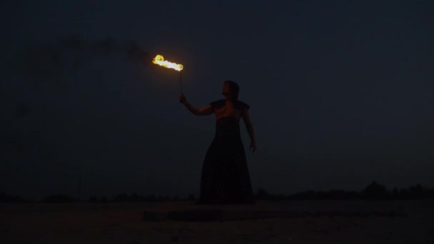 Günbatımında harika gösteri. Sirk sanatçısı tükürük yangın — Stok video