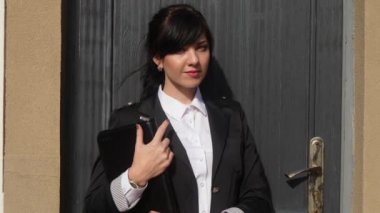 Çekici gülümseyen işkadını office kapı önünde duran ise dijital tablet kullanma.