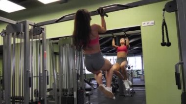 İnce spor kadının pull-up bir spor salonunda yapması konsantre.