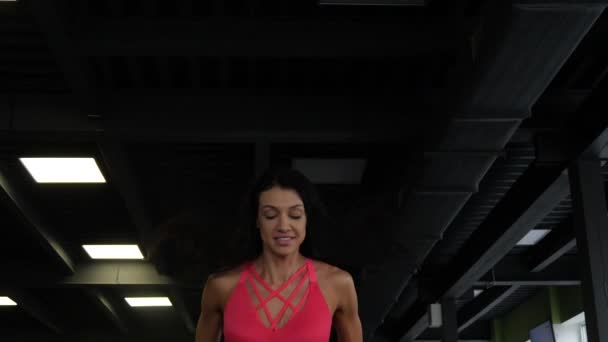 İspanyol kadın crossfit eğitim salonunda ahşap kutu üzerine atlama — Stok video