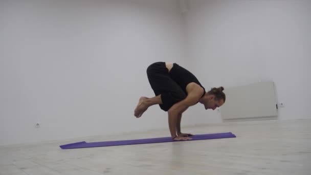 Yoga hombre ejercitando un estilo de vida saludable en gimnasio yogui asana — Vídeo de stock