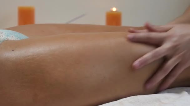 Брюнетка fit клієнт жінки отримують анти-целюліт масажу тіла у спа-клубі, Татуйовані massagist — стокове відео
