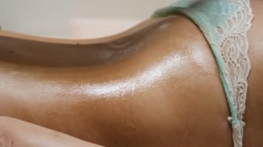 Esmer kadın istemci vücut masaj spa Club dövmeli masör tarafından alma uygun