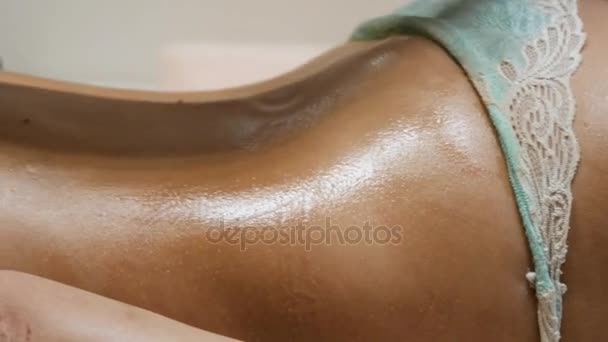 Brunetka pasuje klient kobieta odbiera masaże w spa club przez wytatuowany babcia — Wideo stockowe