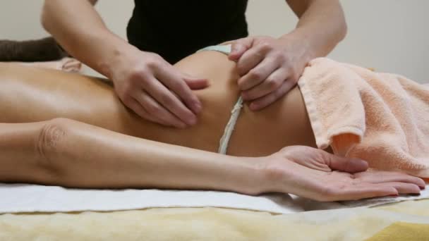Bruna fit donna cliente ricevere corpo massaggio a spa club da tatuato massaggiatore — Video Stock