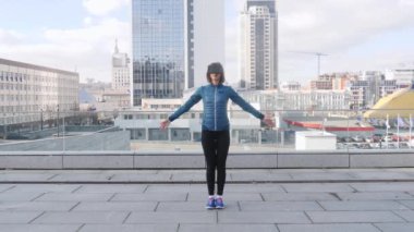 Kadın pratik yoga fitness egzersiz şehir geçmiş vasıl vr sanal gerçeklik kulaklık giyen ofis binaları ile