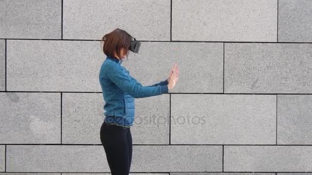 Mujer usando el dedo para tocar la visualización del panel imaginario en el dispositivo VR al aire libre. Concepto de realidad virtual aumentada — Vídeo de stock