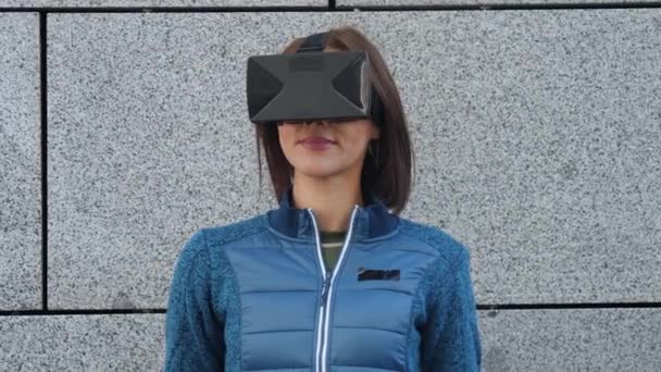 Vr デバイスを屋外で表示する架空のパネルにタッチする指を使って女性。仮想現実感の概念 — ストック動画