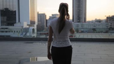 İşkadını arka plan üzerinde şehir manzaralı caddede yürümek telefon.