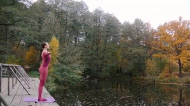 Orman Padmasana asana pratik yoga meditasyon kadın. 4 k yavaş hareket