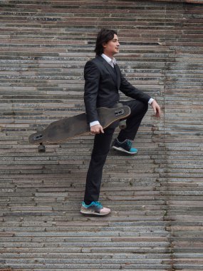 Genç çekici iş adam ofis çalışanı ile kaykay çalışmaya hazır. Karışık yarış latin Latin asıllı etnik köken