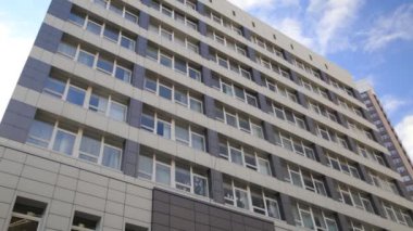 Modern Daire kurulması günbatımında vurdu. Kiralama kavramı.