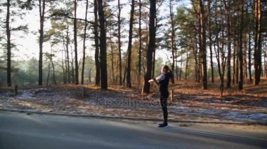 Atletik orta yaşlı kadın koşmak önce toprak yol üzerinde yeşil yapraklı ormanda germe.