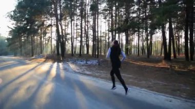 İnce bir rakam olan kadın jimnastik güneş doğarken devreye girer. O orman koşmak yapar.