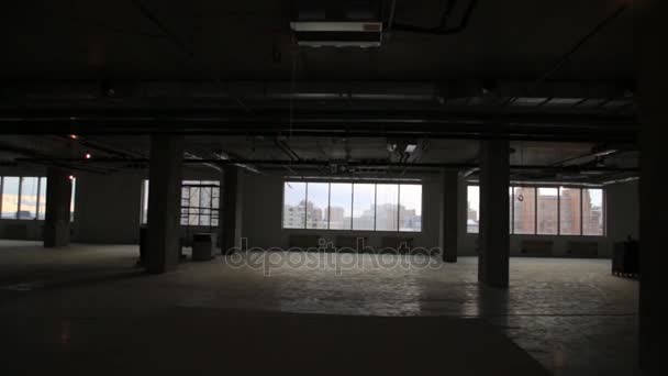 ビジネス センターや寮の建物で空中都市パノラマの窓に建設を高層ビルの下を撮影します。. — ストック動画
