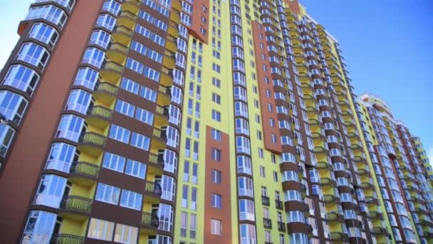 Nowoczesny apartament ustanawiającego strzał o zachodzie słońca. Koncepcja Wynajem. — Wideo stockowe