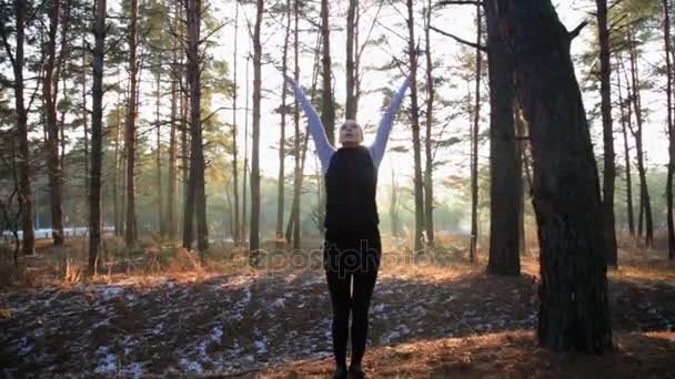 Femme sportive faisant des exercices de respiration de yoga au coucher du soleil .