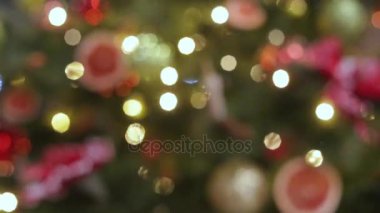 Noel ve yeni yıl dekorasyon. Soyut Bokeh tatil arka plan bulanık. Garland yanıp sönüyor. Pırıltı Noel ağacı ışıkları.