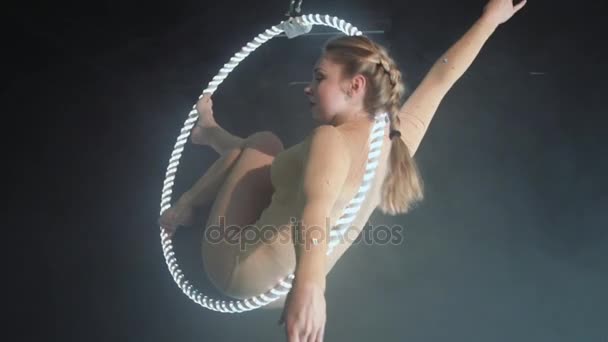 Блондинка гимнастка на воздушном кольце под куполом. Прекрасный канатоходец в модном костюме на обруче в цирке. Концепция уверенности и равновесия — стоковое видео