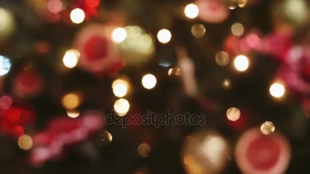圣诞节和新年的装饰。摘要模糊散景假日背景。闪烁的花环。闪烁的圣诞树灯. — 图库视频影像