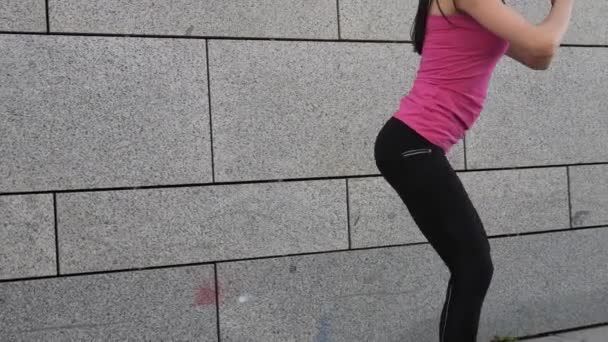 Felice giovane donna fitness bruna atleta fare allenamento all'aperto in città su sfondo urbano . — Video Stock