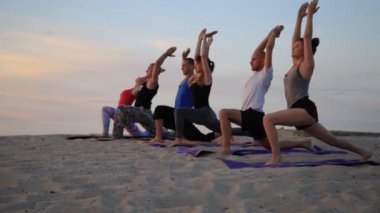 Karışık yarış grup egzersiz yoga sağlıklı yaşam fitness savaşçı pozlar insan