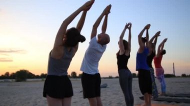 Karışık yarış grup egzersiz yoga sağlıklı yaşam fitness savaşçı pozlar insan