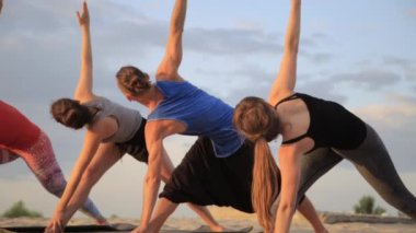 Karışık yarış grup egzersiz yoga sağlıklı yaşam fitness savaşçı pozlar insan
