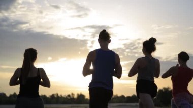 Karışık yarış grup egzersiz yoga sağlıklı yaşam fitness savaşçı pozlar insan