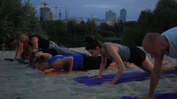 Blandad ras grupp människor utövar yogaställningarna hälsosam livsstil fitness krigare — Stockvideo