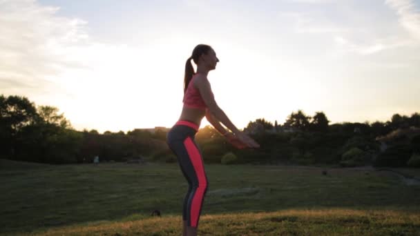 Fitness hipster flicka i mode sportkläder gör yoga fitness motion i gatan, utomhus sport. — Stockvideo