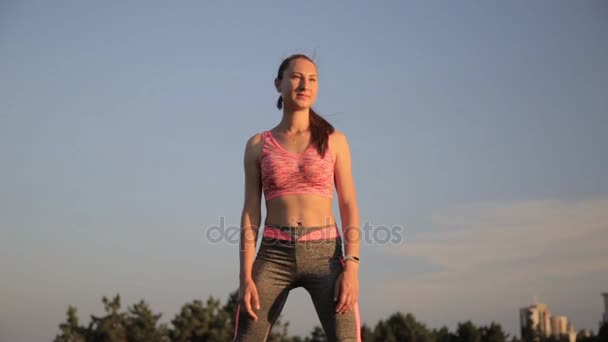 Bokovky dívka v módní sportovní dělá jógu fitness cvičení ve sportovní ulici, venkovní fitness. — Stock video