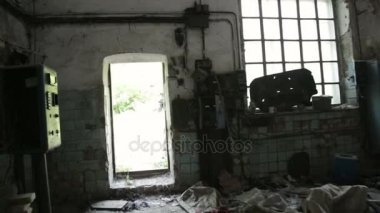 Kentsel çevre gerilla partizan savaşçılar işlem. Binaya girerken askerler.