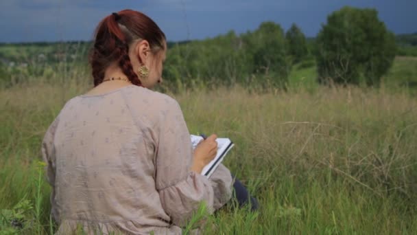 Målare konstnär skissa ett porträtt av lycklig familj i naturen — Stockvideo