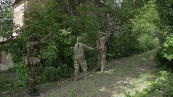 Партизанської операції партизанських воїнів в міських умовах. — стокове відео