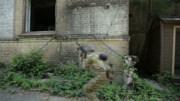 Gerilla harcosok partizán művelet városi környezetben. — Stock videók
