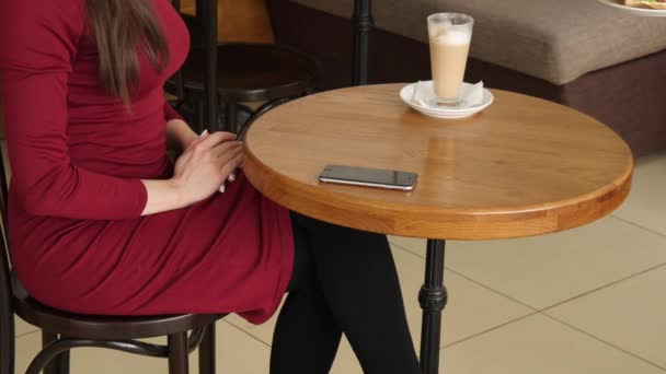 Serveur apporte le plat et la femme à la mode portant une robe rouge dans un café faire la photo de la nourriture sandwich avec appareil photo de téléphone mobile pour le réseau social — Video